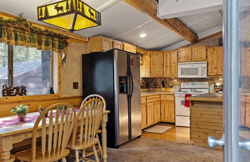 Island Park Cabina | *DISCOUNTED RATES* KABINO: Dogs OK Fire Pit Fireplace Loft w/ Low Ceiling High Chair WiFi