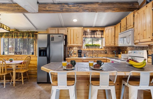 Island Park Cabina | *DISCOUNTED RATES* KABINO: Dogs OK Fire Pit Fireplace Loft w/ Low Ceiling High Chair WiFi