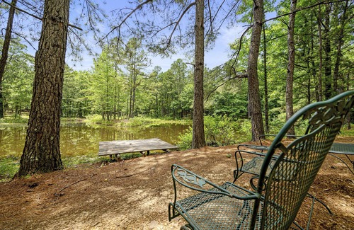 Smithville Cabina | PARCHE DE BRIAR: North Broken Bow lake, 2 habitaciones, 1 baño, estanque de pesca, admite mascotas