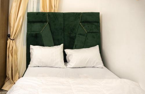 Ikotun Apartamento | Discover 8-Bedrooms Lakeside Apartment Living Free Starlink SuperFast Speed WiFi And Well Secured