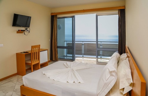 Sao Filipe Cama Y Desayuno | Discover a charming B&B in São Filipe with Wi-Fi, AC, and stunning ocean views!