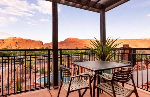 Moab Casa | Discover a Hidden Treasure: Free Breakfast, Pool, Hot Tub, Parking!
