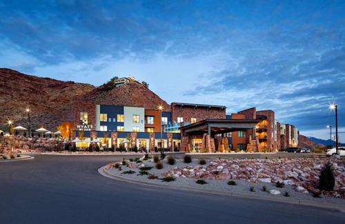 Moab Casa | Discover a Hidden Treasure: Free Breakfast, Pool, Hot Tub, Parking!