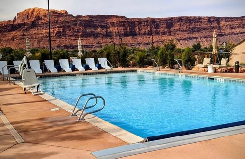 Moab Casa | Discover a Hidden Treasure: Free Breakfast, Pool, Hot Tub, Parking!
