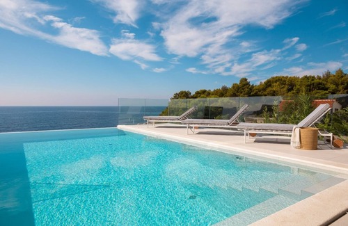 Primosten Villa | Discover a new level of luxury: A perfect blend of beachfront and comfort.