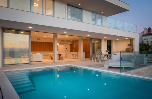 Primosten Villa | Discover a new level of luxury: A perfect blend of beachfront and comfort.