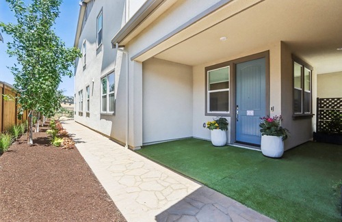 Nut Tree Casa | Discover a peaceful retreat tucked between Vacaville and Fairfield, California.