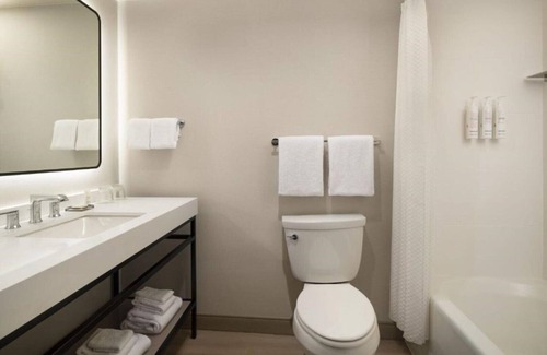 San Ramon Casa | Discover an urban retreat at our renovated Room.