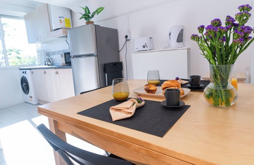Linda-a-Velha Apartamento | Discover Belém with Comfort and Tranquility