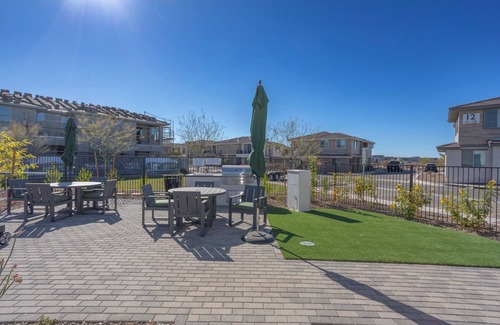 Desert View Condominio | Discover Desert Luxury: Stunning 2-Bedroom, 2-Bath Condo, Pool, Dog Park & MORE