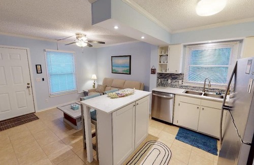 North Myrtle Beach Condominio | Discover enchanting courtyard living in this stunningly updated Ocean Winds.