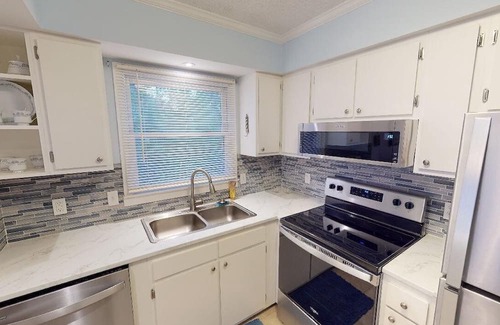 North Myrtle Beach Condominio | Discover enchanting courtyard living in this stunningly updated Ocean Winds.