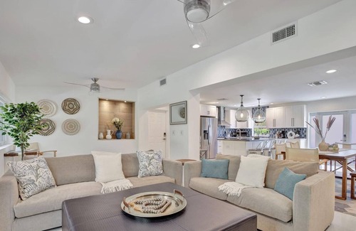 River Oaks Casa | Discover Luxury Living minutes from Beaches and Downtown Las Olas.