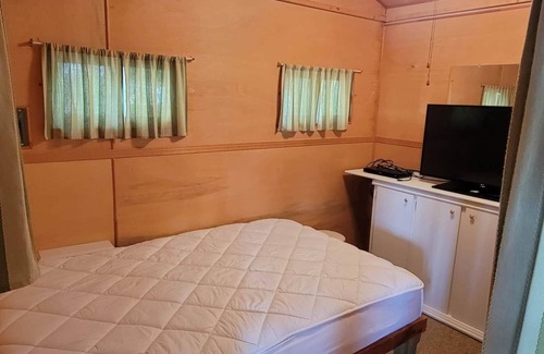 Frontenac Cabina | Discover Melody Lodge, Ontario's Best-Kept Secret Where Tranquil Nature, Adventure, and Comfort Await.