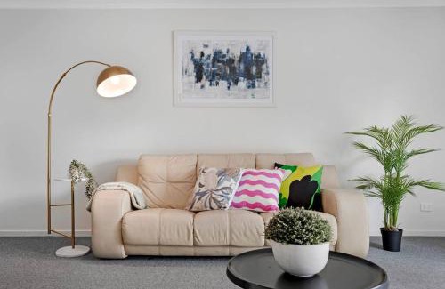 Mount Annan Casa | Discover Mount Annan Spacious 6-BR House