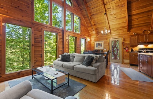 Slade Cabina | Discover Serenity at Hidden Ridge, Hot Tub, Satellite TV, firepit.