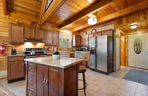 Slade Cabina | Discover Serenity at Hidden Ridge, Hot Tub, Satellite TV, firepit.
