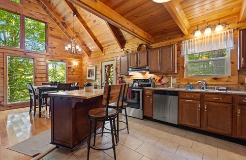Slade Cabina | Discover Serenity at Hidden Ridge, Hot Tub, Satellite TV, firepit.