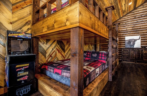 Broken Bow Cabina | Discover the Beauty of Crystal Lake Ranch Mansion in Broken Bow