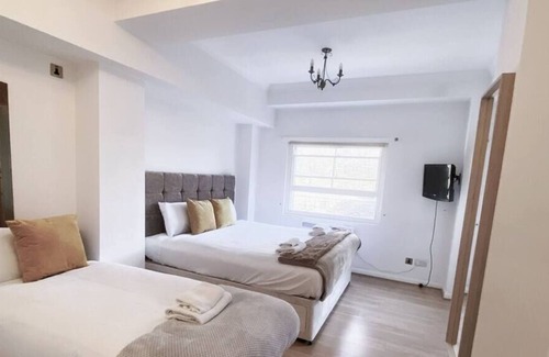 Chelsea Riverside Apartamento | Discover the Comforts of Modern Living with Our 2 Bed, 2 Bath Apartment in SW10