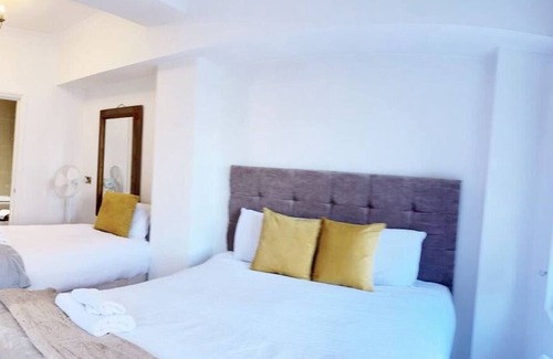 Chelsea Riverside Apartamento | Discover the Comforts of Modern Living with Our 2 Bed, 2 Bath Apartment in SW10