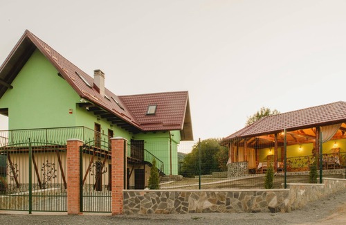 Apoldu de Sus Chalet De Esquí | Descubre la paz y la tranquilidad en Vineyard Chalet.