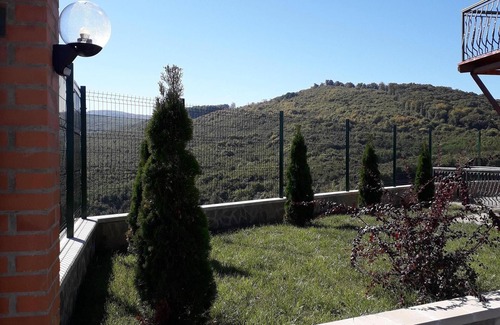 Apoldu de Sus Chalet De Esquí | Descubre la paz y la tranquilidad en Vineyard Chalet.