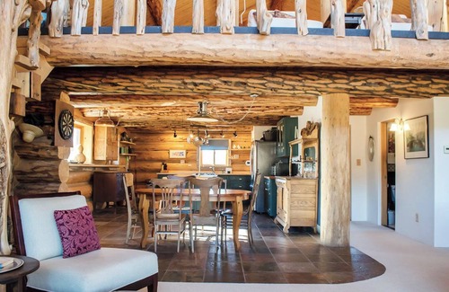 Mancos Cabina | Discover the Wild West in a Vintage Log Cabin - Minutes from Mesa Verde