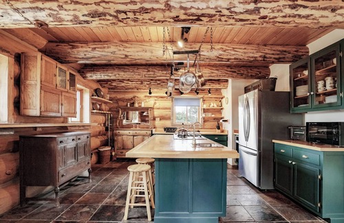 Mancos Cabina | Discover the Wild West in a Vintage Log Cabin - Minutes from Mesa Verde