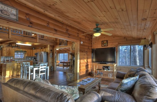 Ellijay Cabina | Discover Treetop Getaway -Pet-friendly retreat with panoramic mountain views, hot tub, firepit, fenced yard, WiFi, and a game-room