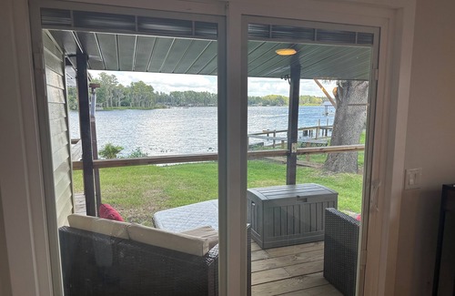 Land O' Lakes Cabina | Discover tucked away 5-bedroom lakefront cabin getaway in Land O' Lakes with AC