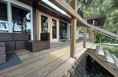 Land O' Lakes Cabina | Discover tucked away 5-bedroom lakefront cabin getaway in Land O' Lakes with AC