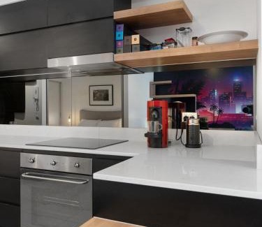 South Brisbane Apartamento | Discover urban bliss in our 1-bedroom King bed apartment! City views and cultural gems