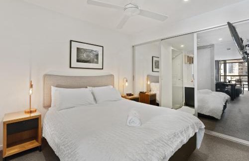 South Brisbane Apartamento | Discover urban bliss in our 1-bedroom King bed apartment! City views and cultural gems
