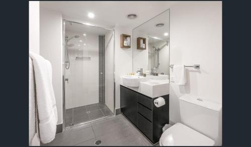 South Brisbane Apartamento | Discover urban bliss in our 1-bedroom King bed apartment! City views and cultural gems