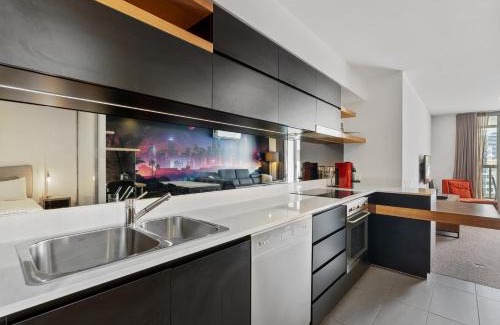 South Brisbane Apartamento | Discover urban bliss in our 1-bedroom King bed apartment! City views and cultural gems