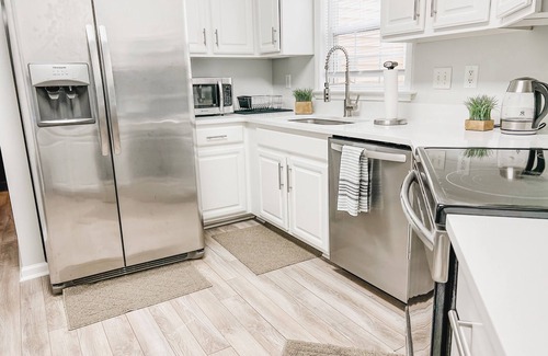 Cary Condominio | Discover Your Home Away from Home: 3B/2B Condo