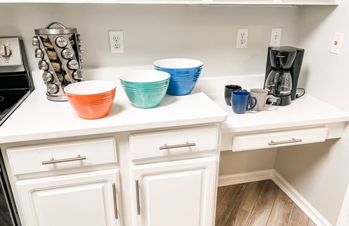 Cary Condominio | Discover Your Home Away from Home: 3B/2B Condo