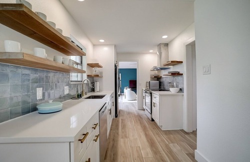 Manor Casa | Discover Your Ideal Austin Retreat: Spacious Home Near COTA, Downtown, and SXSW Venues