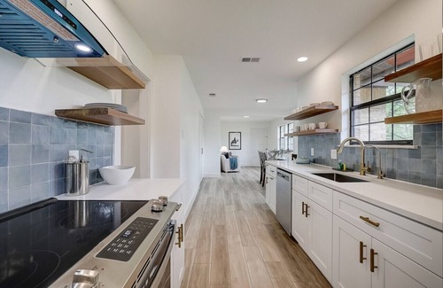 Manor Casa | Discover Your Ideal Austin Retreat: Spacious Home Near COTA, Downtown, and SXSW Venues