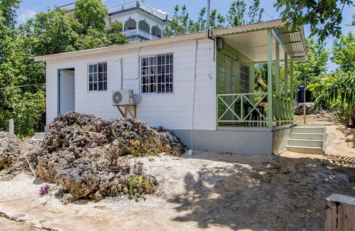 Negril Cabaña | Discover Your Perfect Getaway in Negril-Fast WiFi -Short Stroll to 7-Mile Beach