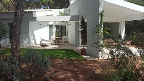 Los Franceses-la Vega Casa | Diseño y luz entre los pinos