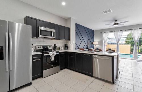 Crestwynd Bay Casa | Disney Bungalow - Waterslides - Pool - Kids Star Wars Retreat - 4 Mi to parks!