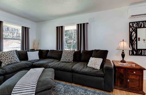 Black Mountain Casa | Disoway Getaway house in Black Mountain with 4 bdrms, fire pits, and game room.