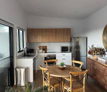 Charlestown Apartamento | Distant Ocean View central bfast included