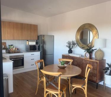 Charlestown Apartamento | Distant Ocean View central bfast included