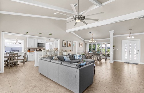 Caloosahatchee Casa | Dive into Fun & Tropical Vibes at Beach Retreat - Coral Beach Dream