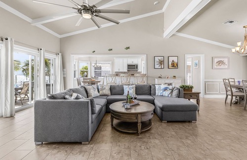 Caloosahatchee Casa | Dive into Fun & Tropical Vibes at Beach Retreat - Coral Beach Dream