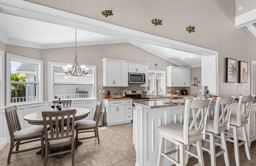 Caloosahatchee Casa | Dive into Fun & Tropical Vibes at Beach Retreat - Coral Beach Dream