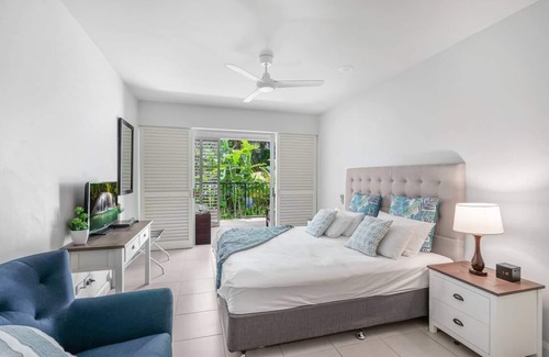 Palm Cove Complejo | Dive Straight in from this Breezy Poolside Oasis